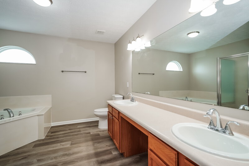 2,740/Mo, 5718 Cruiser Ave Groveport, OH 43125 Main Bathroom View