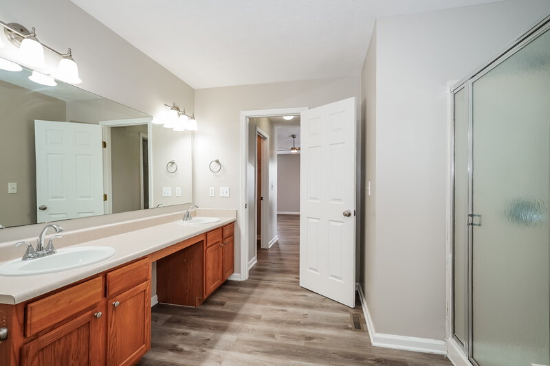 2,740/Mo, 5718 Cruiser Ave Groveport, OH 43125 Main Bathroom View 2