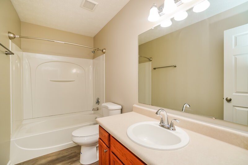 2,200/Mo, 5718 Cruiser Ave Groveport, OH 43125 Bathroom View