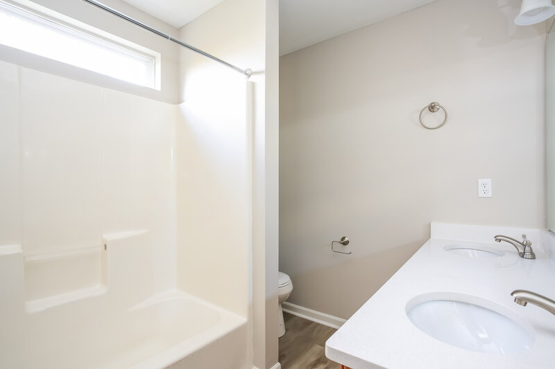 1,950/Mo, 4993 Coconut Dr Canal Winchester, OH 43110 Main Bathroom View