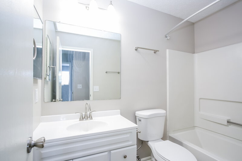 1,890/Mo, 1512 Berkhard Dr Columbus, OH 43223 Main Bathroom View