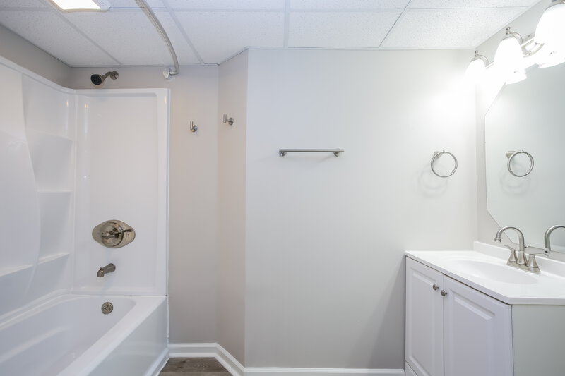 1,890/Mo, 1512 Berkhard Dr Columbus, OH 43223 Bathroom View