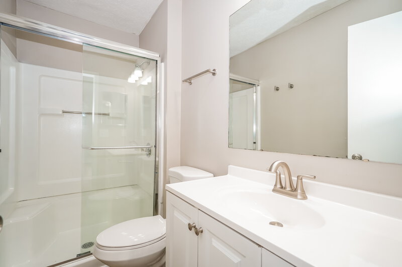 2,235/Mo, 1512 Berkhard Dr Columbus, OH 43223 Main Bathroom View