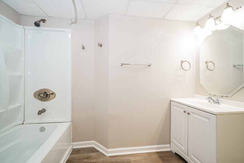 2,235/Mo, 1512 Berkhard Dr Columbus, OH 43223 Bathroom View