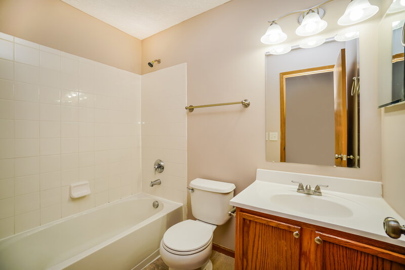 1,875/Mo, 6307 Artesia Dr Canal Winchester, OH 43110 Bathroom View
