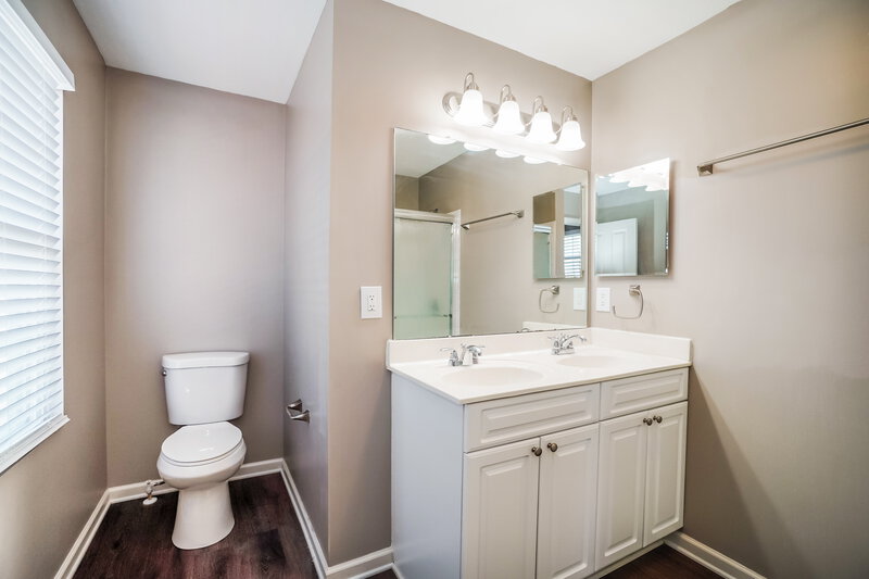 1,880/Mo, 2579 Ashley Meadow Drive Columbus, OH 43219 Main Bathroom View