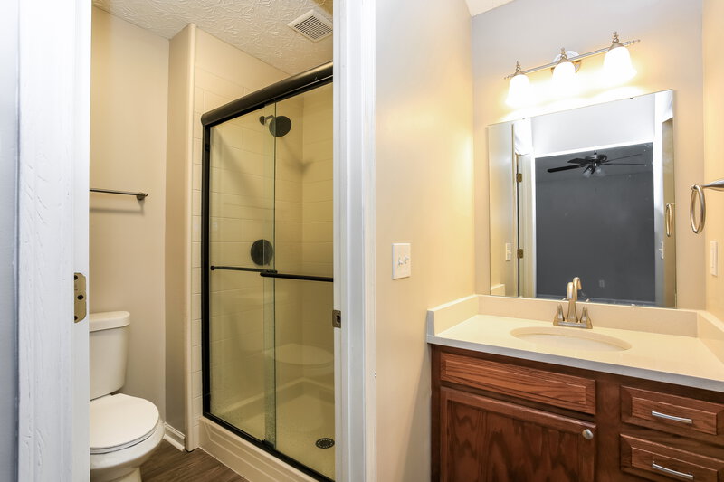 1,970/Mo, 6439 Whims Rd Canal Winchester, OH 43110 Main Bathroom View