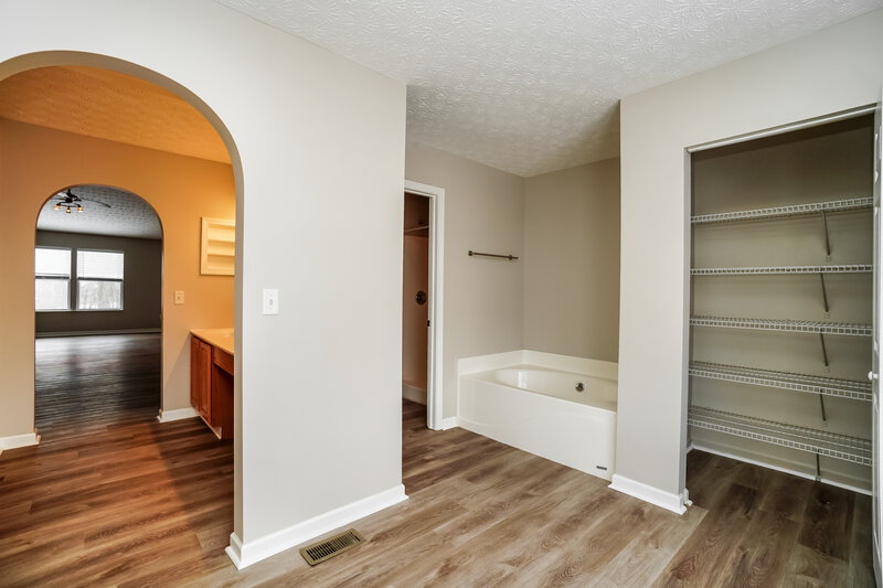 2,565/Mo, 283 Pinecrest Dr Delaware, OH 43015 Main Bathroom View 2