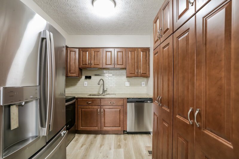 2,675/Mo, 3726 Mountshannon Columbus, OH 43221 Kitchen View 2