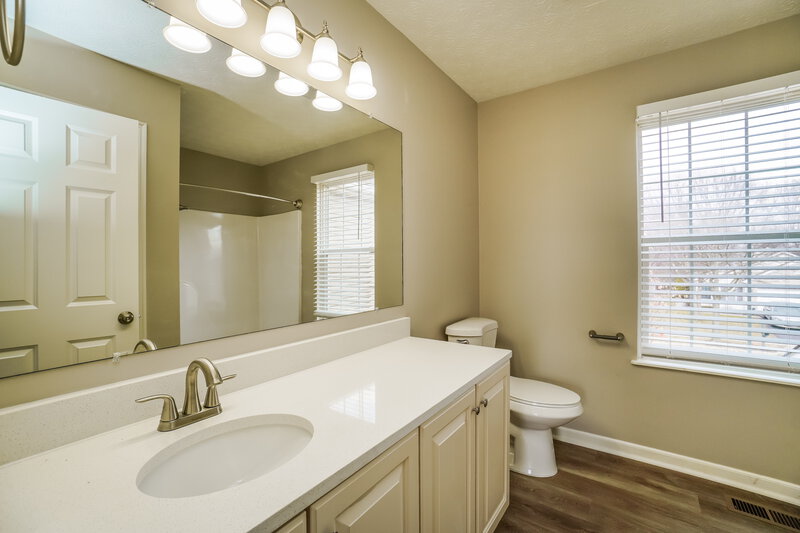 1,865/Mo, 3157 Stoudt Pl Canal Winchester, OH 43110 Main Bathroom View