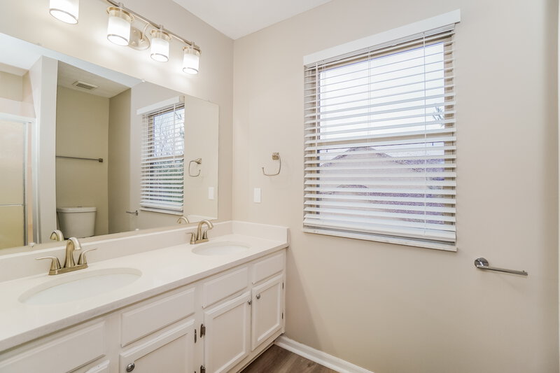 2,235/Mo, 200 Tar Heel Dr Delaware, OH 43015 Main Bathroom View