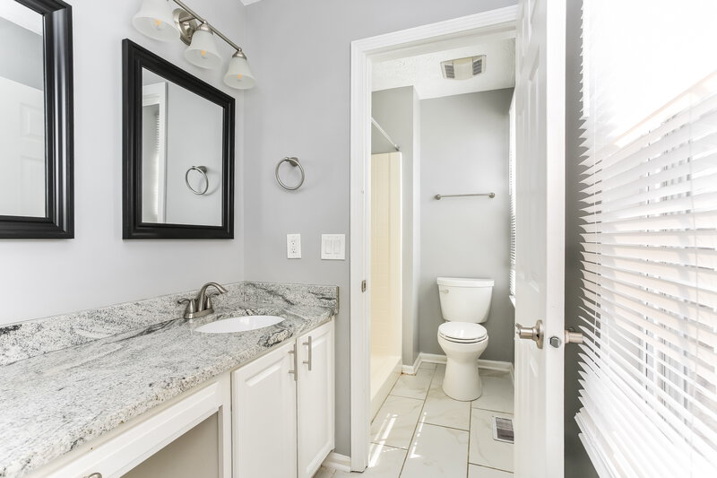 2,445/Mo, 3226 Herr Dr Groveport, OH 43125 Main Bathroom View