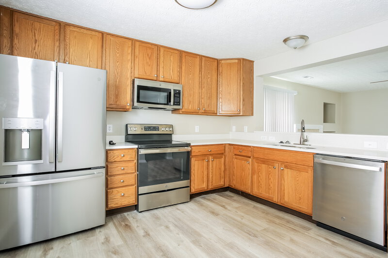 1,825/Mo, 3191 Rogstad Bnd Canal Winchester, OH 43110 Kitchen View 2