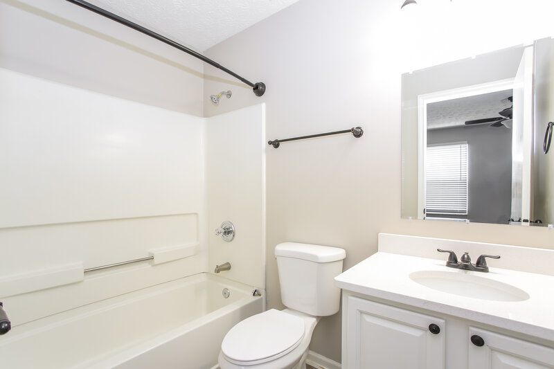 1,890/Mo, 4197 Nipigon Dr Columbus, OH 43207 Main Bathroom View
