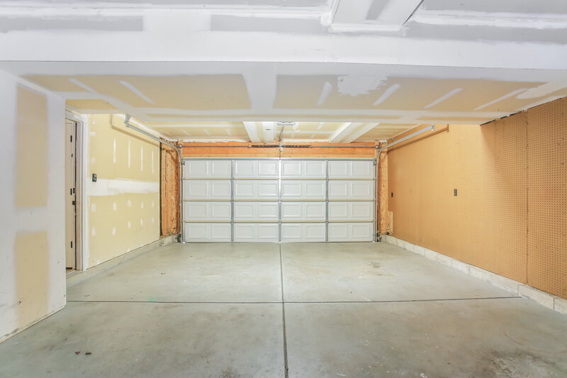 1,890/Mo, 4197 Nipigon Dr Columbus, OH 43207 Garage View