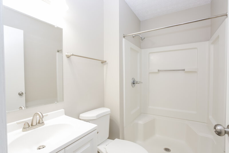 2,105/Mo, 5352 Victoria St Groveport, OH 43125 Main Bathroom View