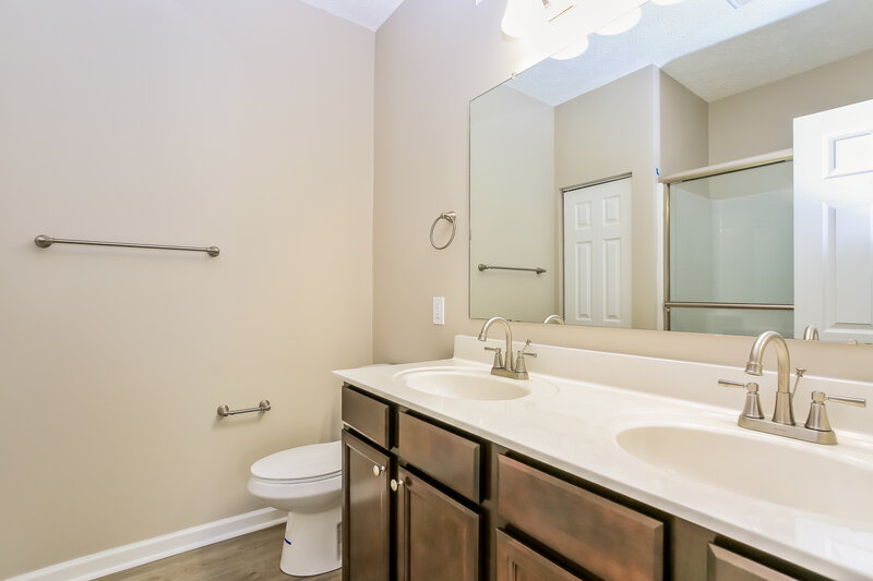 2,220/Mo, 5360 Folsom Dr Groveport, OH 43125 Main Bathroom View