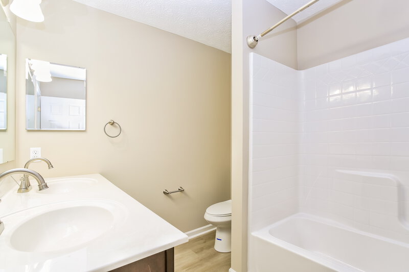 2,220/Mo, 5360 Folsom Dr Groveport, OH 43125 Bathroom View