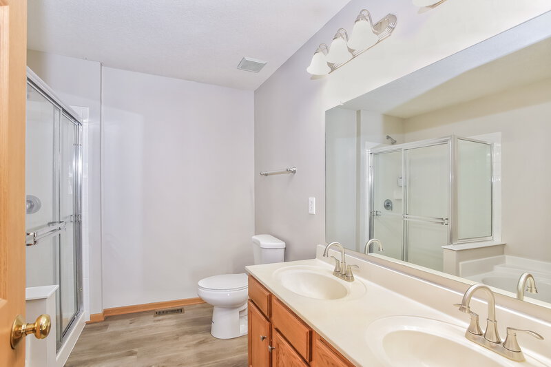 2,325/Mo, 5924 Westbank Dr Galloway, OH 43119 Main Bathroom View