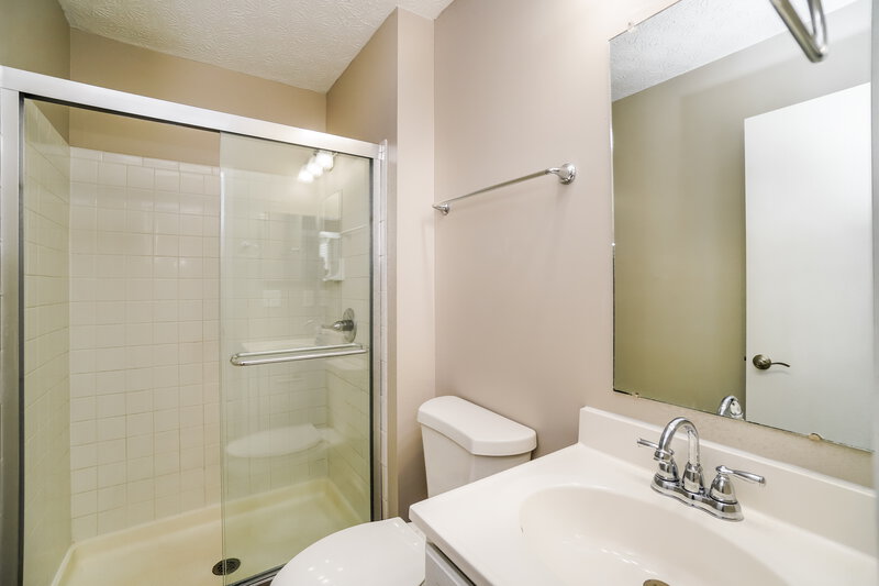 1,990/Mo, 1324 Winesap Dr Columbus, OH 43204 Main Bathroom View