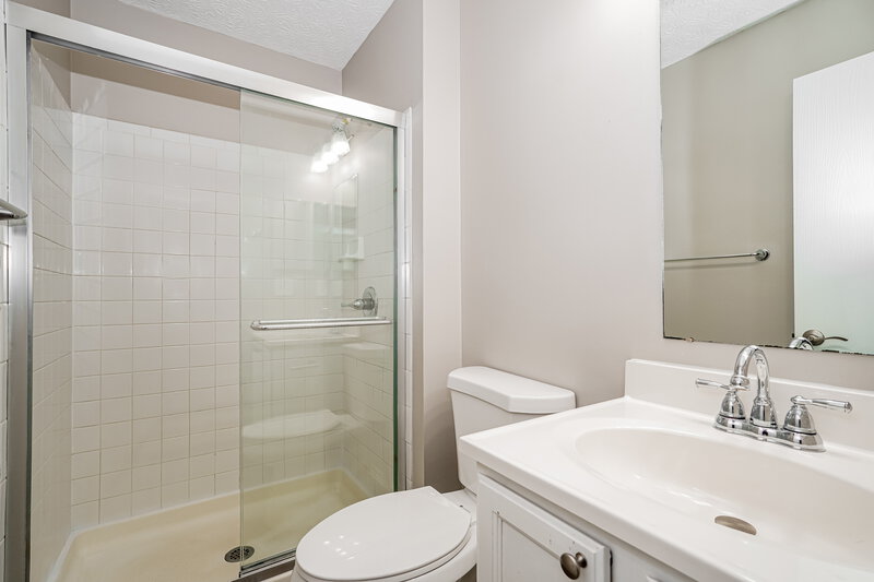 2,285/Mo, 1324 Winesap Dr Columbus, OH 43204 Main Bathroom View