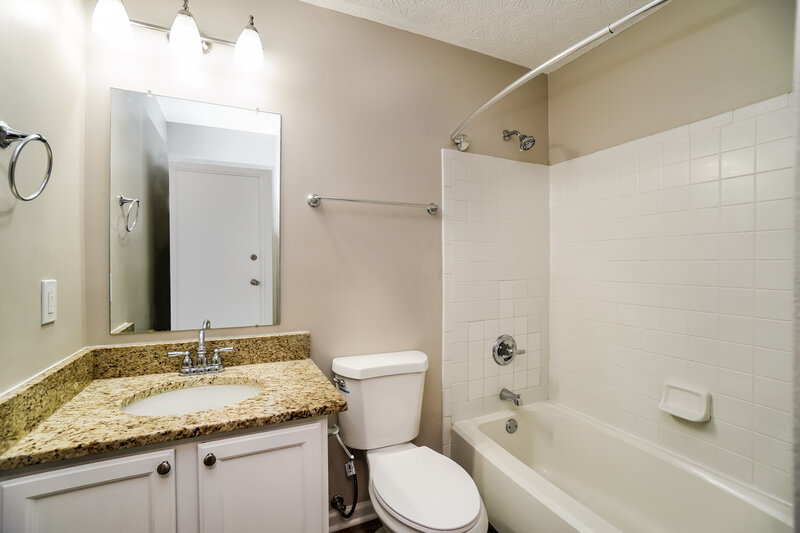 1,990/Mo, 1324 Winesap Dr Columbus, OH 43204 Bathroom View