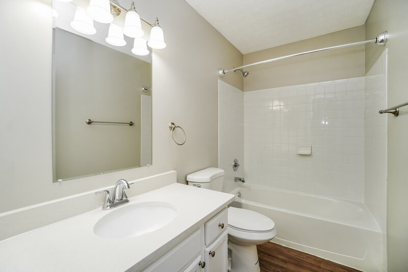 1,880/Mo, 1420 Trabue Woods Blvd Columbus, OH 43228 Bathroom View