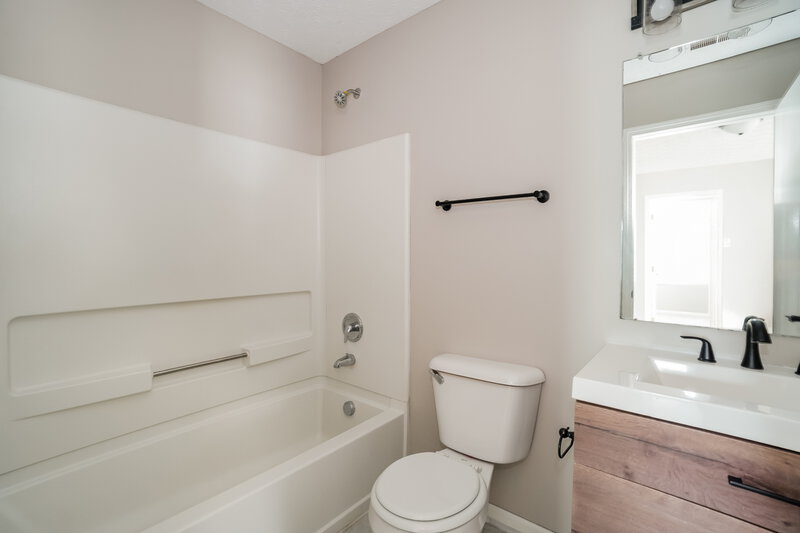 2,100/Mo, 7495 Canal Highlands Blvd Canal Winchester, OH 43110 Main Bathroom View