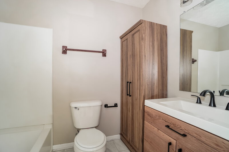 2,100/Mo, 7495 Canal Highlands Blvd Canal Winchester, OH 43110 Main Bathroom View 2