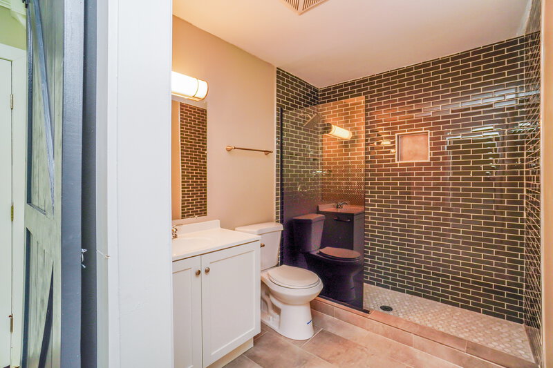 2,735/Mo, 800 Caroway Blvd Columbus, OH 43230 Main Bathroom View