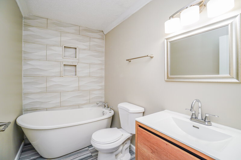 2,735/Mo, 800 Caroway Blvd Columbus, OH 43230 Bathroom View