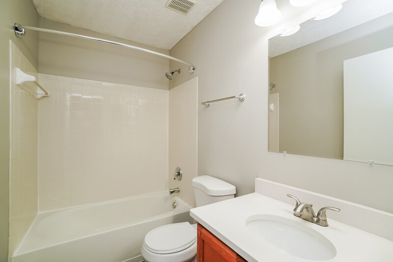 1,995/Mo, 3102 Jetstream Dr Columbus, OH 43231 Main Bathroom View