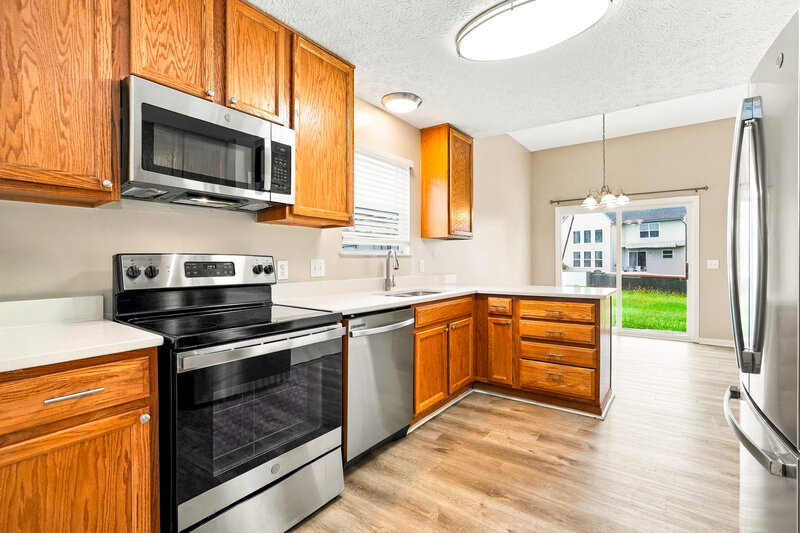 2,275/Mo, 1272 Poplar Creek Ct Blacklick, OH 43004 Kitchen View 2