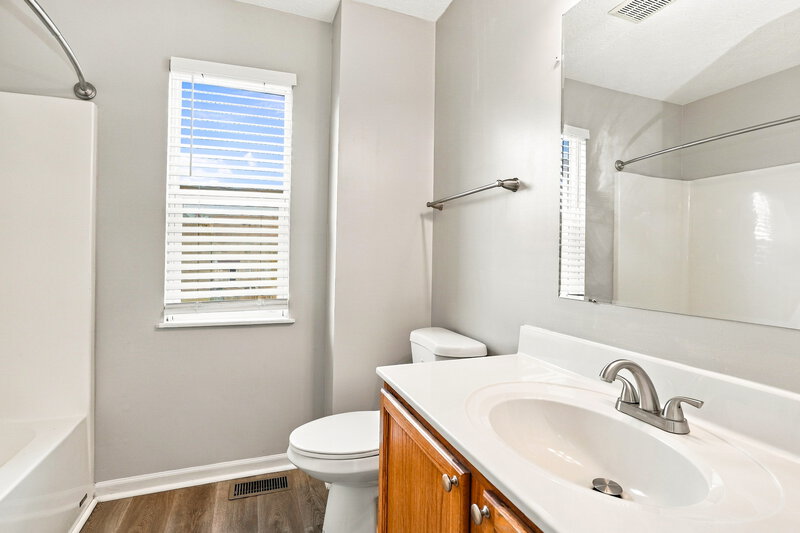 2,275/Mo, 1272 Poplar Creek Ct Blacklick, OH 43004 Bathroom View