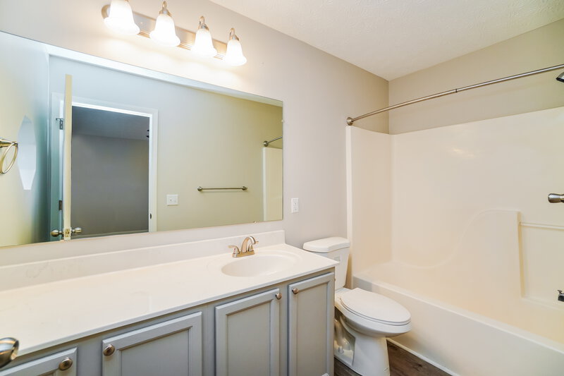 2,355/Mo, 1272 Poplar Creek Ct Blacklick, OH 43004 Main Bathroom View