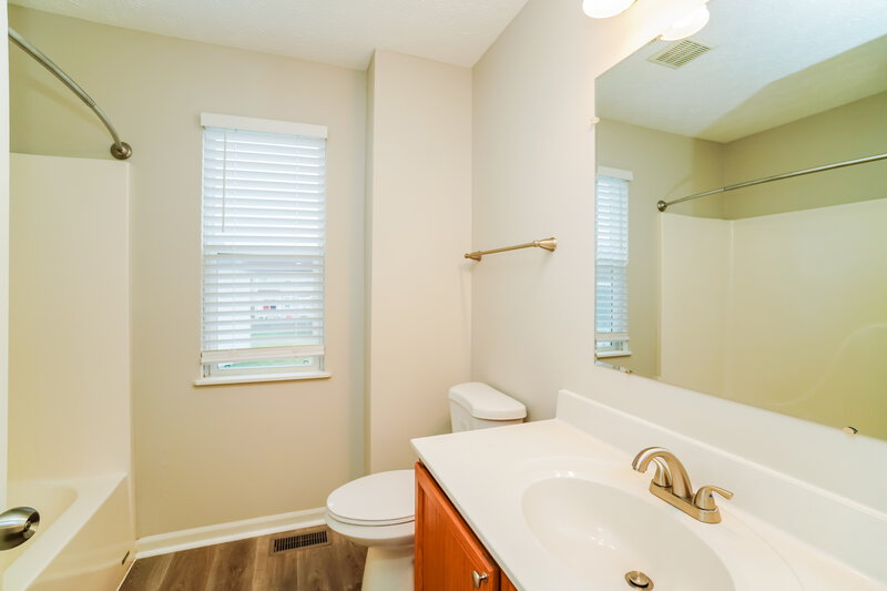 2,355/Mo, 1272 Poplar Creek Ct Blacklick, OH 43004 Bathroom View
