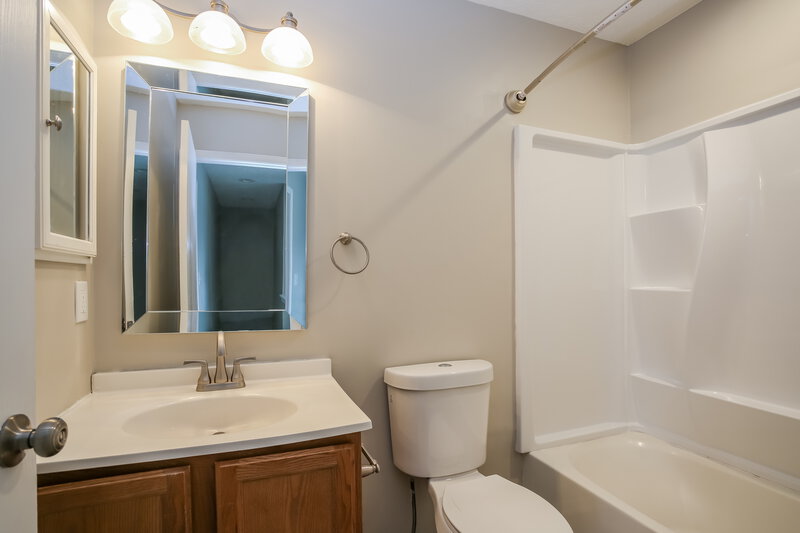 1,990/Mo, 1406 Wild Oats Dr Columbus, OH 43204 Main Bathroom View