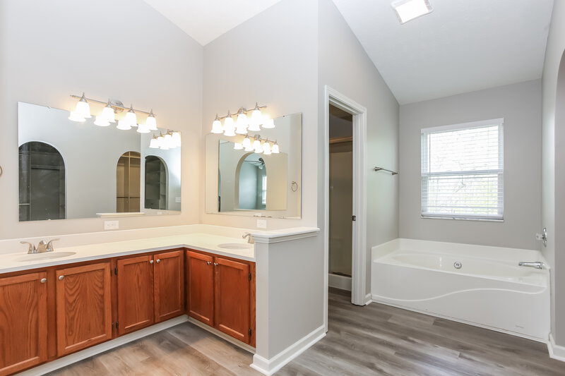 2,200/Mo, 4842 Bixby Ridge Dr E Groveport, OH 43125 Main Bathroom View