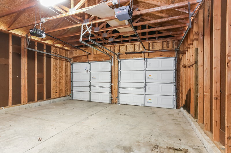 2,200/Mo, 4842 Bixby Ridge Dr E Groveport, OH 43125 Garage View 2