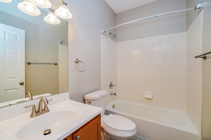 2,390/Mo, 1139 Chaser St Blacklick, OH 43004 Main Bathroom View