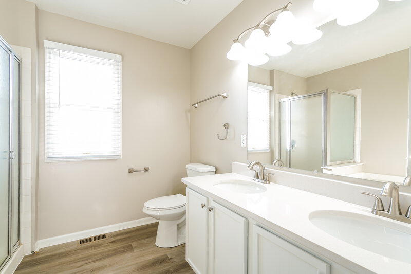2,235/Mo, 8371 Glencrest Dr Reynoldsburg, OH 43068 Main Bathroom View