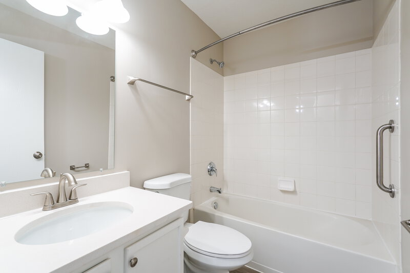 2,235/Mo, 8371 Glencrest Dr Reynoldsburg, OH 43068 Bathroom View