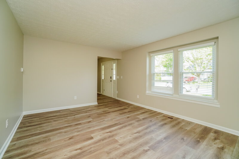 2,500/Mo, 3721 Whitworth Way # A1 Columbus, OH 43228 Living Room View 3