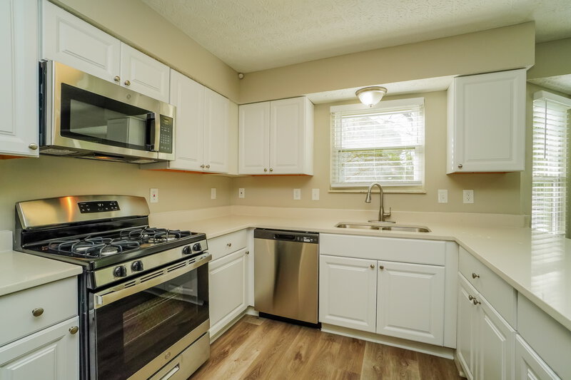 2,500/Mo, 3721 Whitworth Way # A1 Columbus, OH 43228 Kitchen View 3