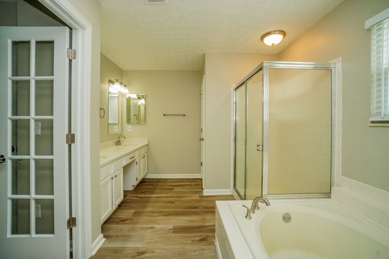2,500/Mo, 3721 Whitworth Way # A1 Columbus, OH 43228 Main Bathroom View