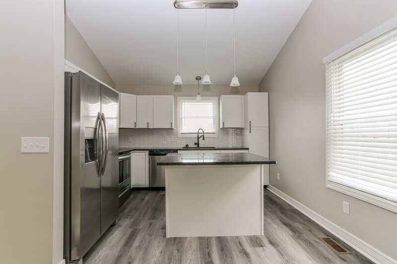 1,900/Mo, 3853 Pendent Ln Columbus, OH 43207 Kitchen View 2