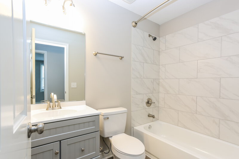 1,900/Mo, 3853 Pendent Ln Columbus, OH 43207 Bathroom View
