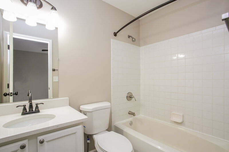 3,700/Mo, 445 Oak Meadow Dr Pataskala, OH 43062 Main Bathroom View