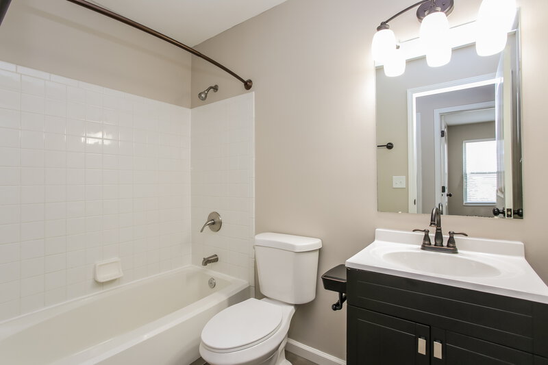 3,700/Mo, 445 Oak Meadow Dr Pataskala, OH 43062 Bathroom View