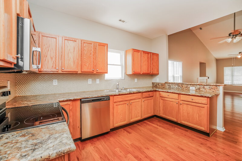 1,780/Mo, 3990 Summerstone Dr Columbus, OH 43230 Kitchen View